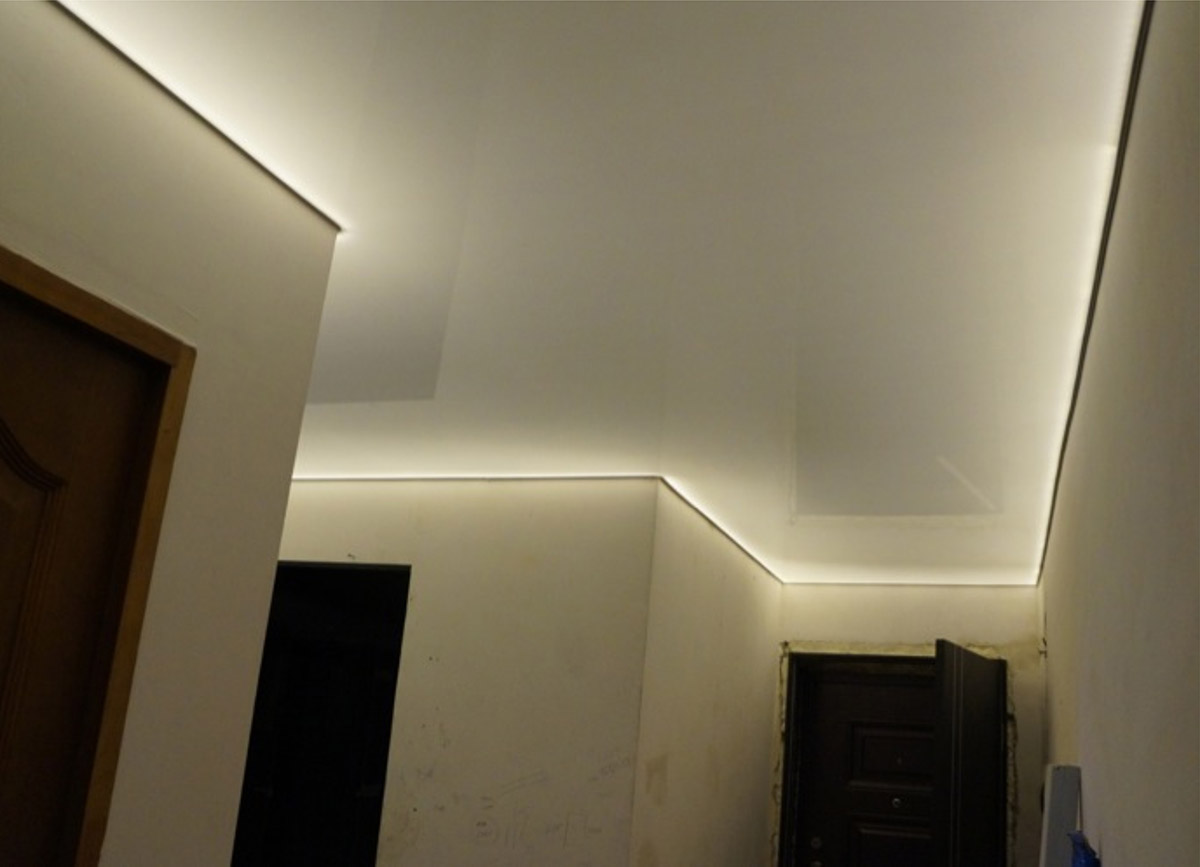 LED apšvietimas ties įtempiamų lubų perimetru